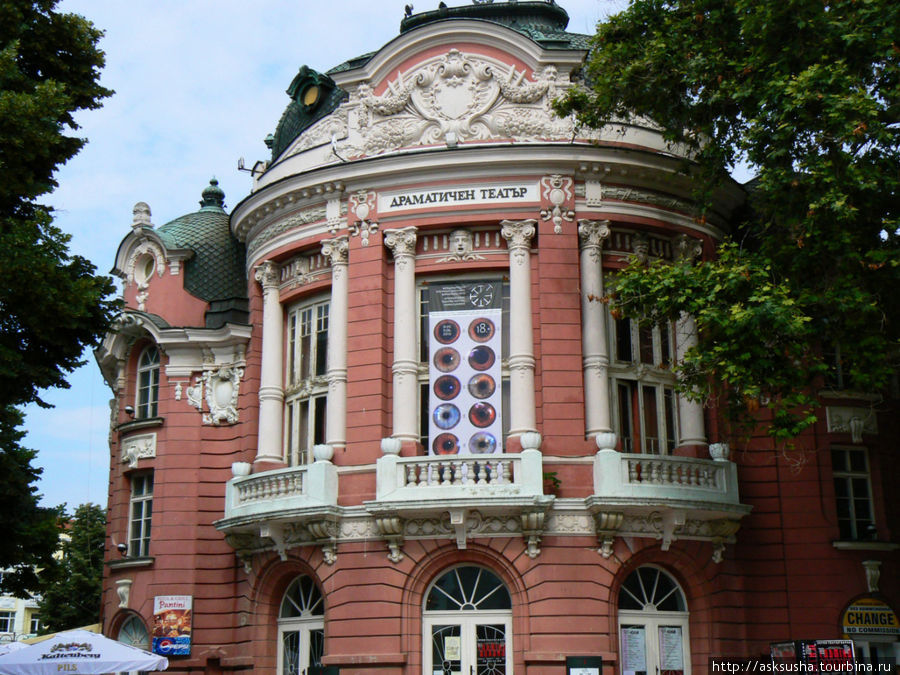 Драматический театр находится в самом центре Варны и вмещает в себя филармонию, оперу и непосредственно сам театр. Варна, Болгария