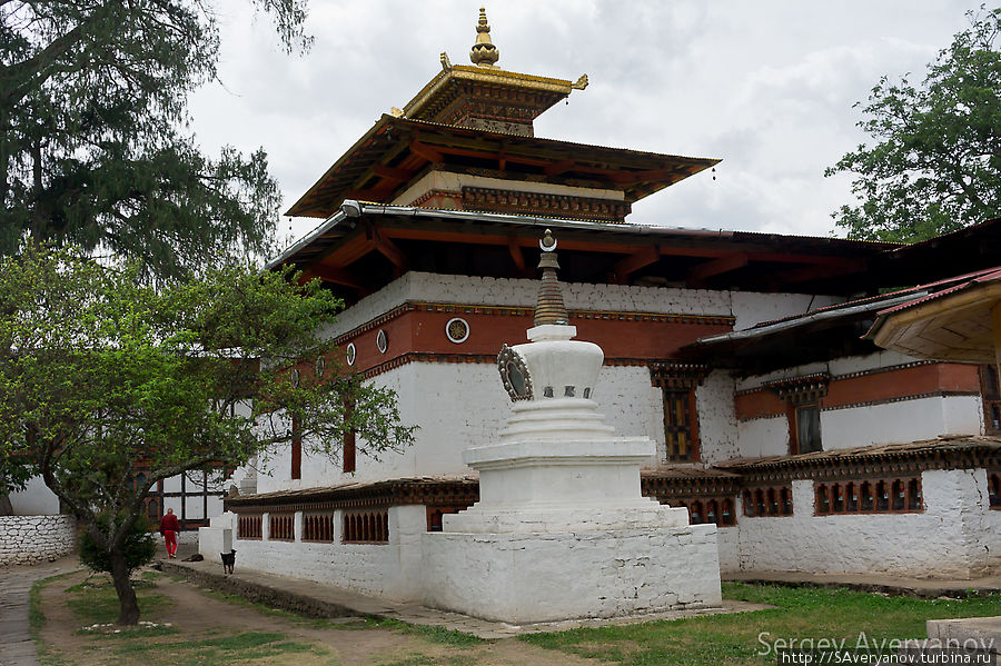 Кьичу-Лакханг, старейший храм в Бутане, основанный тибетским царём Сонгцзеном Гампо, один из 108 монастырей, построенных для обуздания гигантской демоницы, накрывавшей всю территорию Тибета и Бутана. Согласно легенде, соответствует пятке демоницы. Бутан