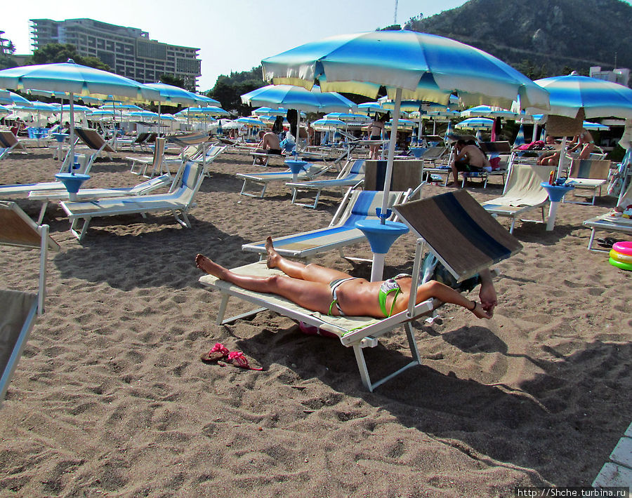 На пляже очень удобные лежаки. ; положения спинки и козырек Бечичи, Черногория