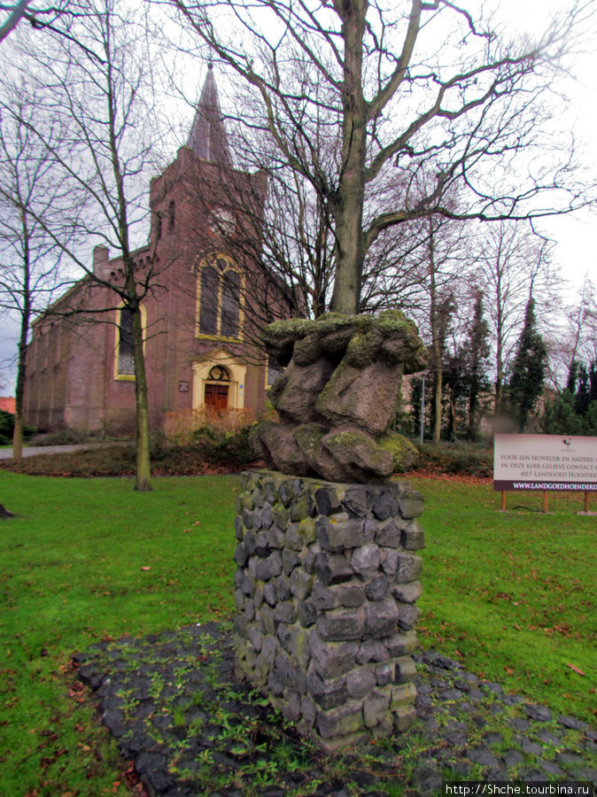 Перед собором скульптура непонятного назначения... Анна-Павловна, Нидерланды