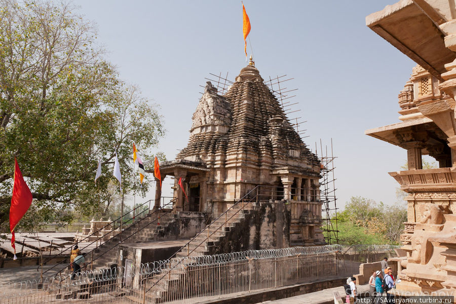Действующий индуистский храм Каджурахо, Индия