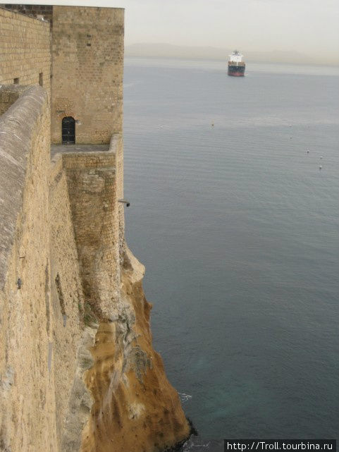С высокой верхней террасы не так уж грозно смотрится и здоровенный фрахт на рейде Неаполь, Италия