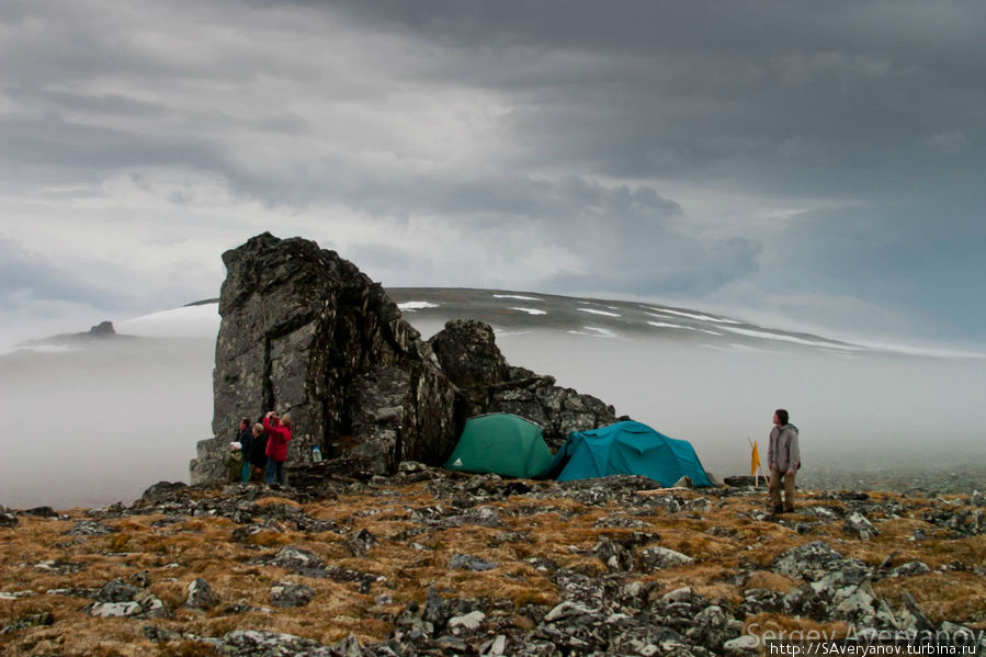 Лагерь. Облачность перетекает перевал Перевал Дятлова, Россия