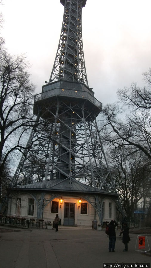 Петршин холм и копия Эйфелевой башни, уменьшенная в шесть раз. Конечная цель первого дня нашего туристического маршрута. Прага, Чехия