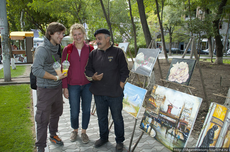Художники на местном вернисаже крайне дружелюбны и готовы часами рассказывать о своем искусстве. Ереван, Армения