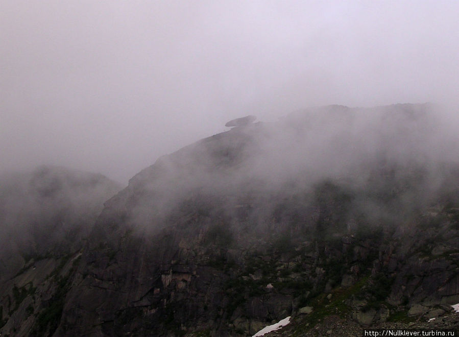 Висячий Камень в тумане. Ергаки, Россия