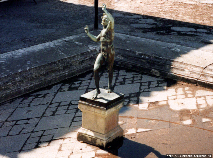 Бронзовая фигурка Фавна. Оставлена на месте , после завершения раскопок в 1830г. Помпеи, Италия