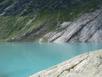 Вода в озере под ледником была мутно-бирюзового цвета
