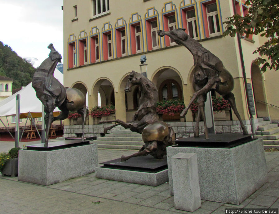 Тройка не то коней, похожих на жирафов, не то наоборот перед ратушей Вадуц, Лихтенштейн