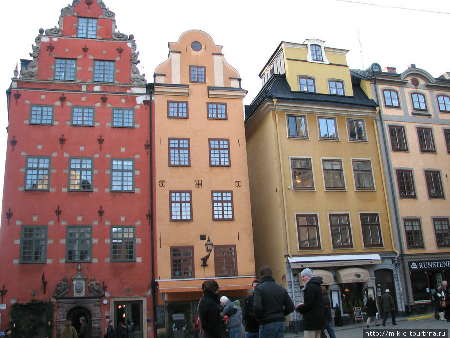 Кафе находится в желтом доме справа от красного Стокгольм, Швеция
