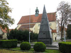 Так выглядит памятник освободителям Брно. Церковь — на заднем плане.