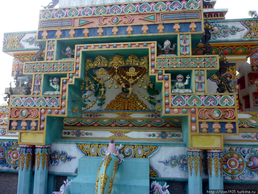 Катманду. Буддистский монастырь Копан. Тибетская ступа-чортен на верщине холма Копан. Фрагмент декора ступы. Катманду, Непал