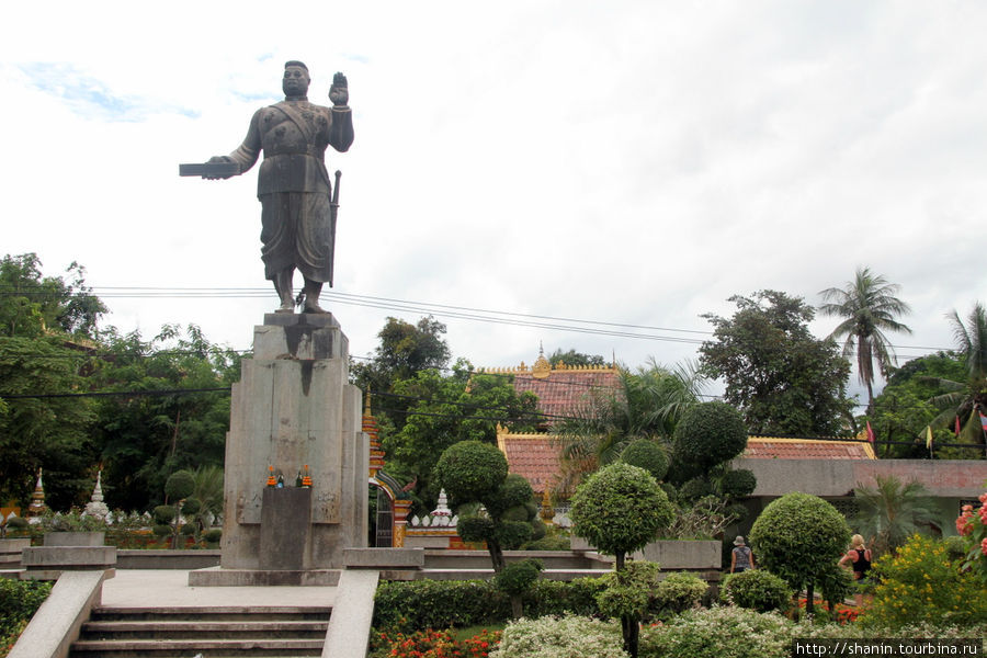 Памятник королю Сисавонгу у монастыря Ват Си Мыанг Вьентьян, Лаос