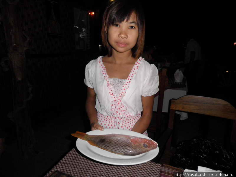 Официантка, ей 9 лет Мраук-У, Мьянма