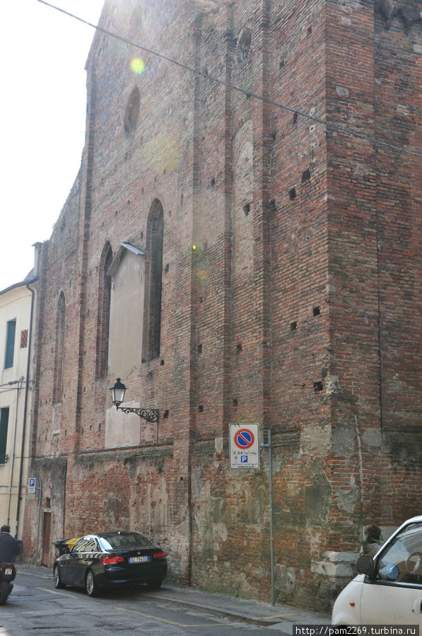 Своей тыльной частью церковь выходит на другую улицу. Тут же есть и проход вдоль её стены на главную площадь города. Виченца, Италия