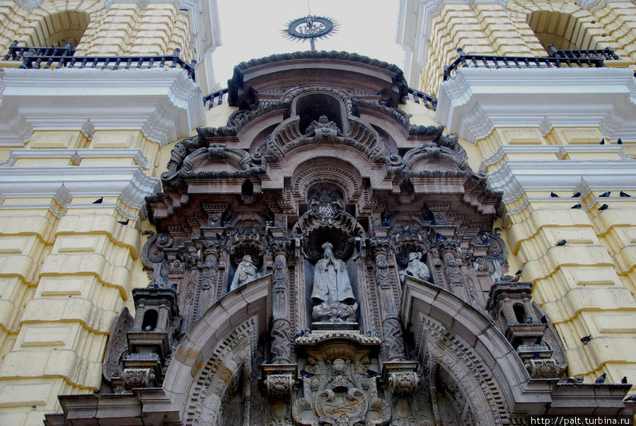 Фасад монастыря — один из лучших барокко в Перу. Лима, Перу