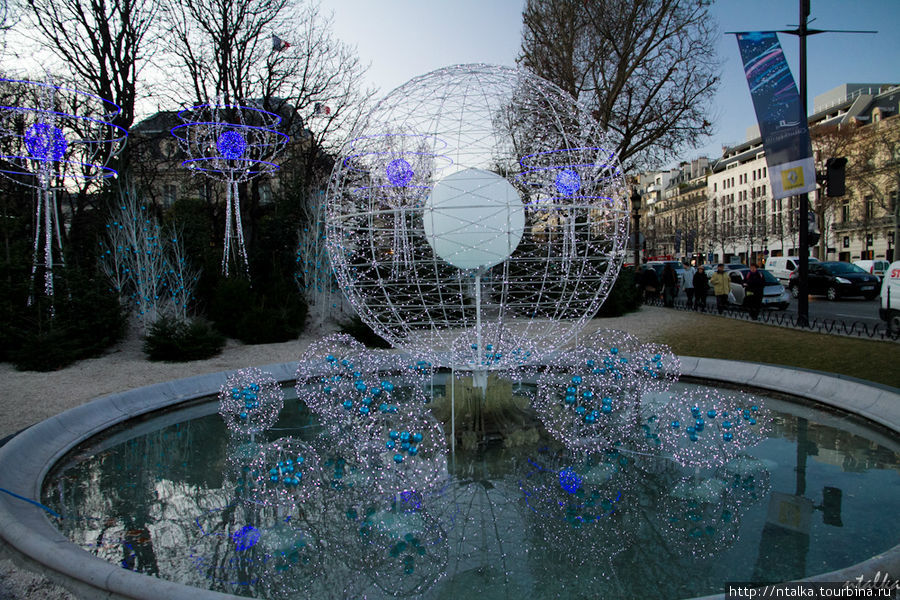 Новогодняя ярмарка на Елисейских Полях Париж, Франция