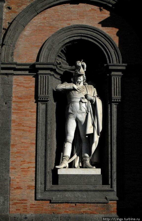 Статуя короля Иоахима Мюрата в палаццо Реале установлена в 1888 г. Неаполь, Италия