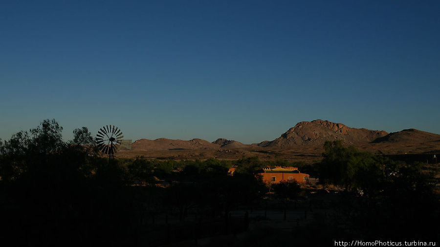 Закатный водопой Аус, Намибия