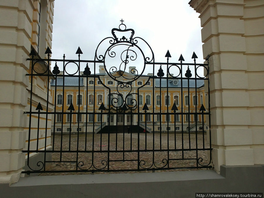 Решётка дворца с вензелем герцога Бирона Рундале, Латвия