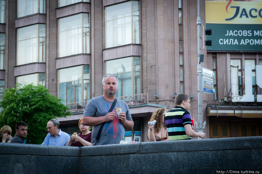 Люди на Крещатике любят поесть на улице. Я тоже люблю. Кстати, там есть ларьки с очень вкусным мороженным! Пломбир в хрустящем и очень-очень вкусном вафельном рожке макают в шоколад и посыпают орехами. Ммм... Киев, Украина