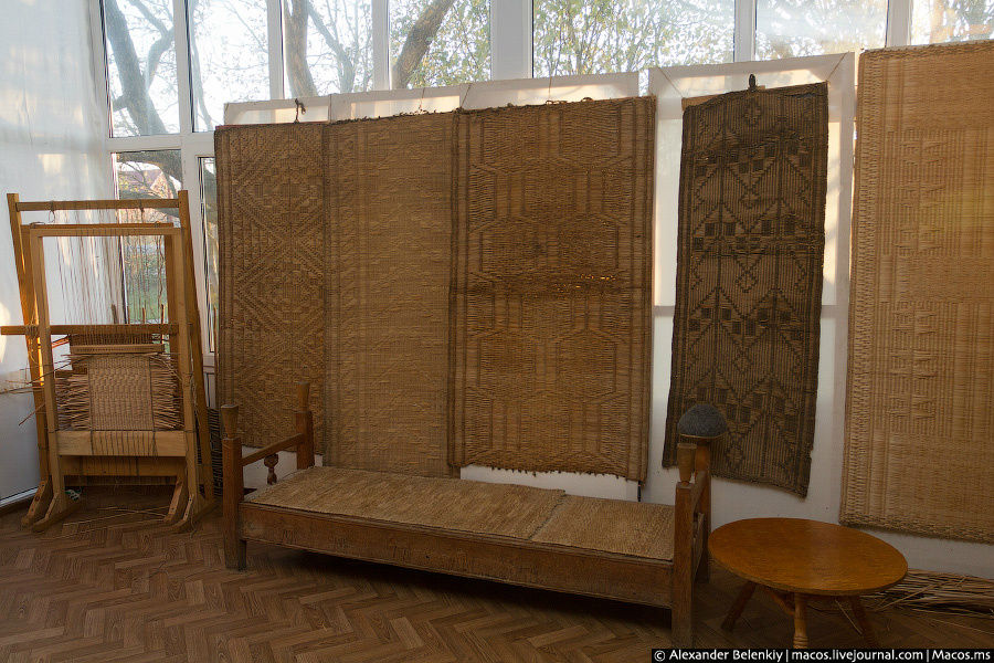 Помимо музыкальных инструментов, есть у Замудина в музее и старинные адыгские циновки. Майкоп, Россия
