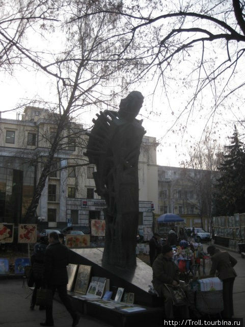 Довольно мрачный памятник Кишинёв, Молдова