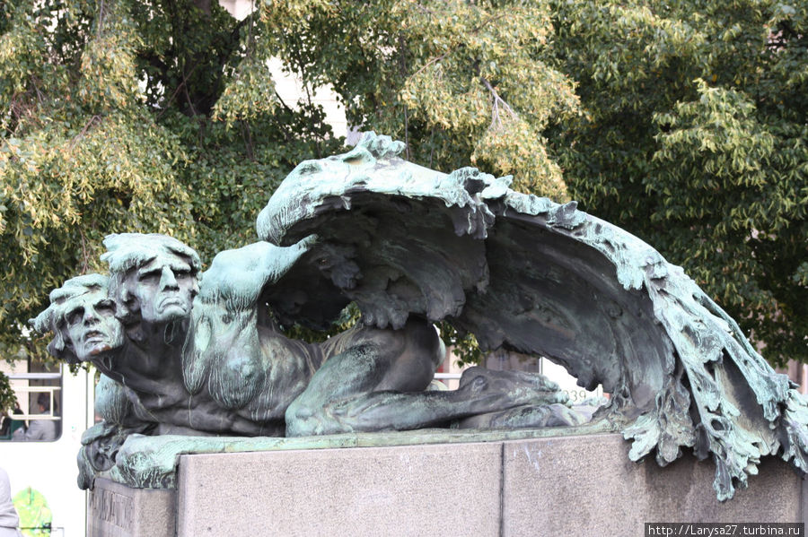 Памятник Франтишеку Палацкому (фрагмент) на пл. Ф. Палацкого. Скульптор Станислав Сухарда. 1898-191 Прага, Чехия
