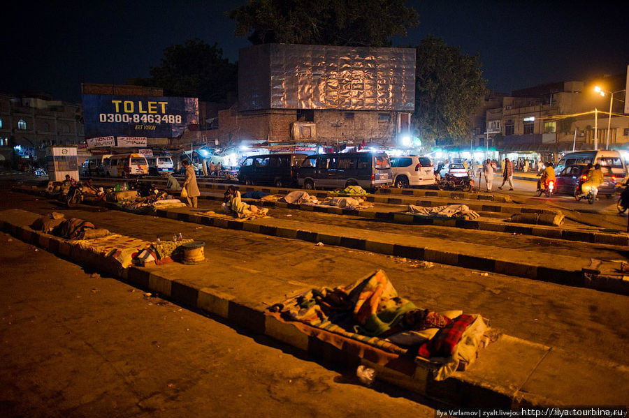 А кто-то просто спит. Ночью улицы заполняют спящие люди. Лахор, Пакистан