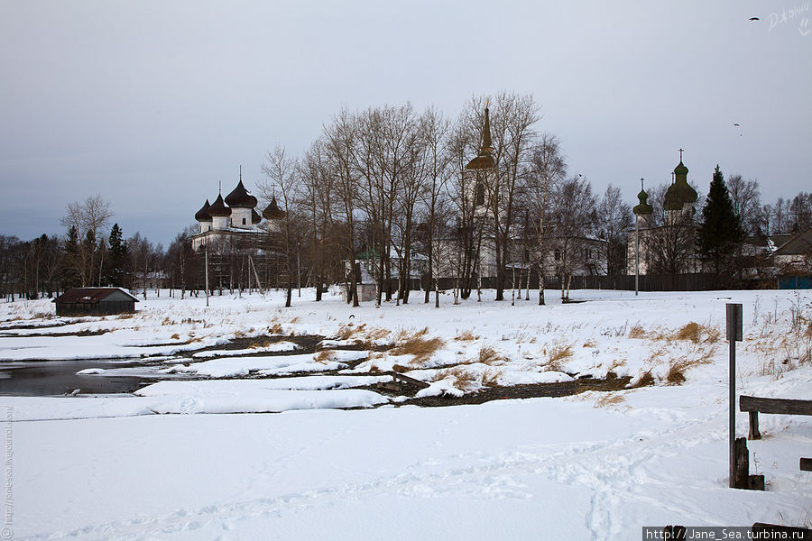 Соборная площадь с пристани Каргополь, Россия