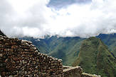 Вид на горы с руин Мачу-Пикчу. Февраль — сезон дождей в горах Перу. Но Мачу-Пикчу недолго скрывалась от нас под вуалью облаков.