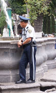 страж у фонтана
