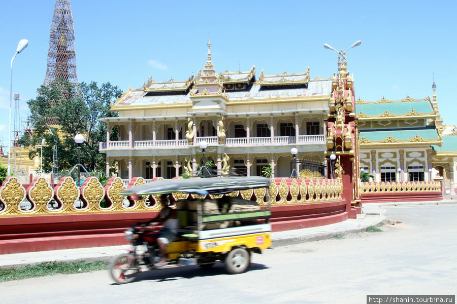 У входа в пагоду Шве Сиен Кхон в Мониве Монива, Мьянма