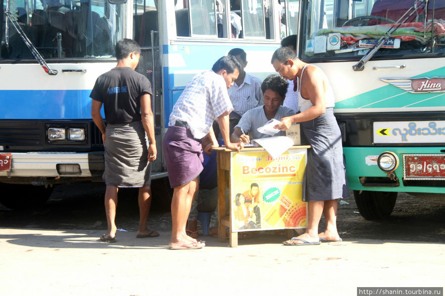 Билеты продают прямо с лотка у автобусов Мандалай, Мьянма