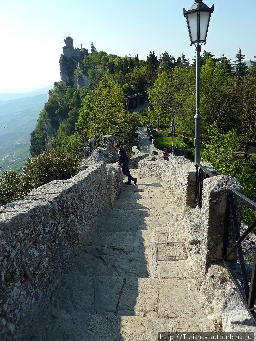 Переход между крепостными башнями, а весь периметр займет около двух часов Сан-Марино, Сан-Марино