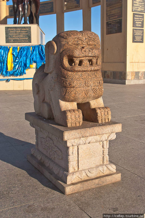 Тут же стоит некая скульптура, не ясно для чего Увэр-Хангайский аймак, Монголия