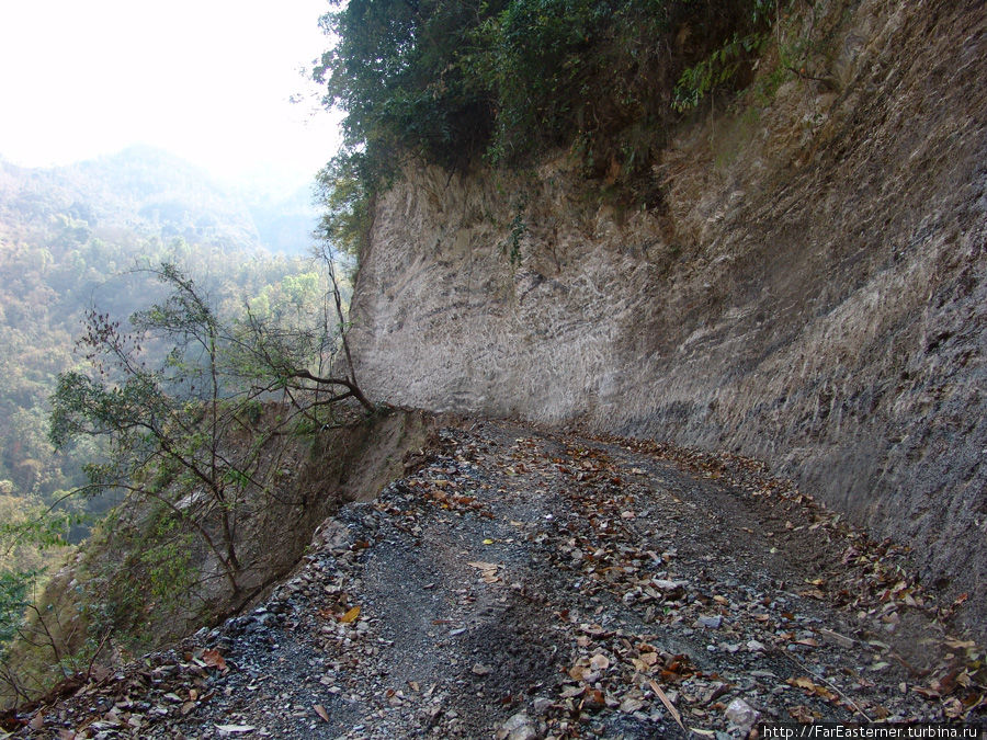 Дорога вгрызается в скалу Тансен, Непал