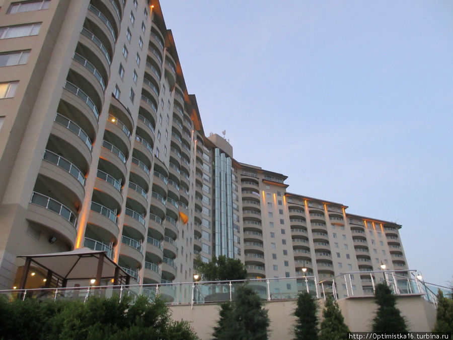 Кружение вокруг отеля Голд Сити на закате дня Махмутлар, Турция