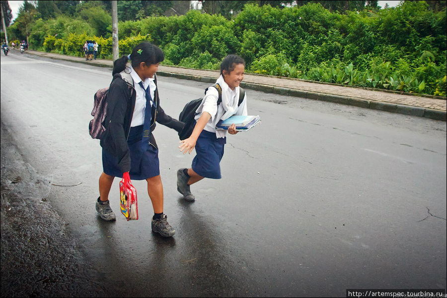 Приходя домой, эти девочки включают комп и садятся за Facebook. Аккаунты в социальных сетях есть у многих детей на Суматре. Берастаги, Индонезия
