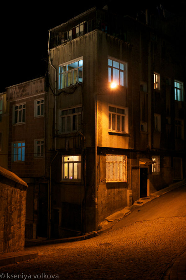 Узкими вечерними улочками Стамбул, Турция