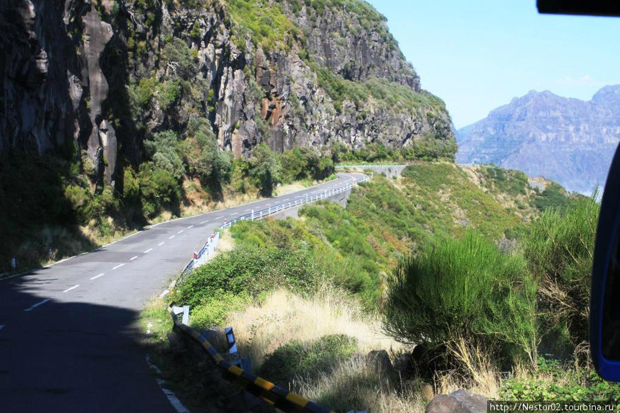 Дорога в горах Регион Мадейра, Португалия
