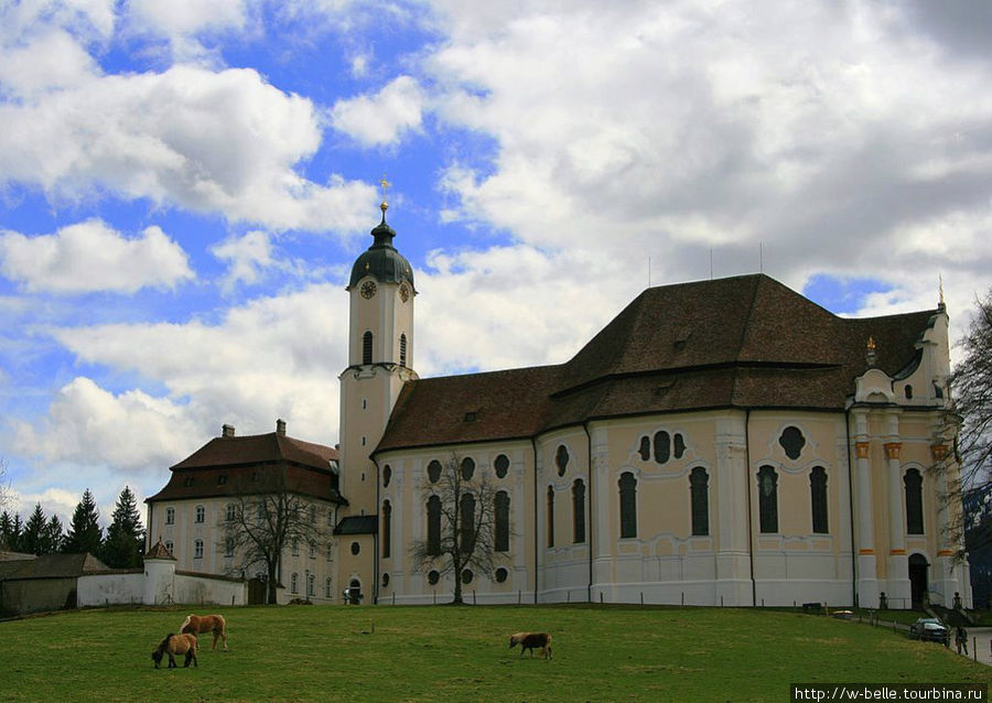 Церковь летом. Совершенно бабелевский луг, по которому ходят женщины и кони. Штайнгаден, Германия