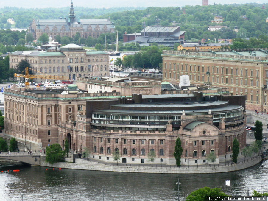 Оперный театр. На заднем плане — Королевский дворец. Стокгольм, Швеция