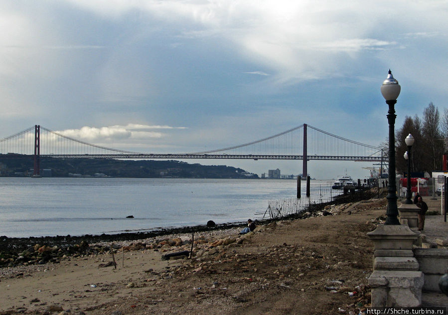 Хорошо просматривается знаменитый мост 25 апреля, считается, что здесь река впадает в океан, так что можно сказать, что у нашей площади уже океаническая набережная Лиссабон, Португалия