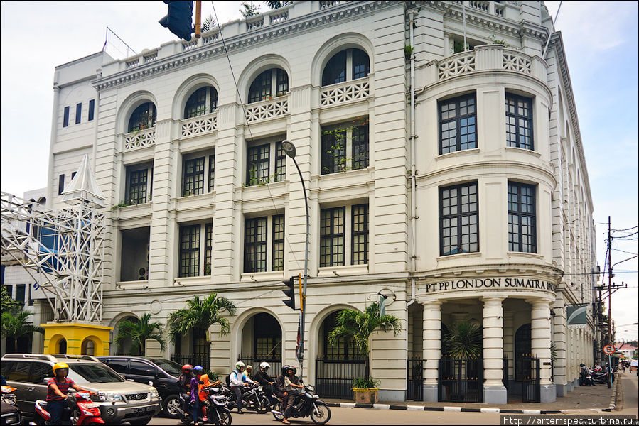 Самые красивые и сохранные здания построены в стиле ар-деко — это яркий сплав модерна и неоклассицизма. Медан, Индонезия