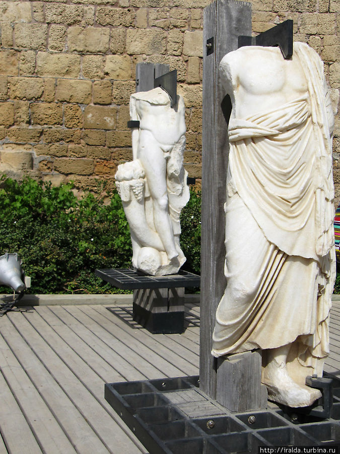 Вот такие статуи заготавливались заранее (без головы) для того, чтобы быстро менять часто меняющихся прокураторов Кесария, Израиль