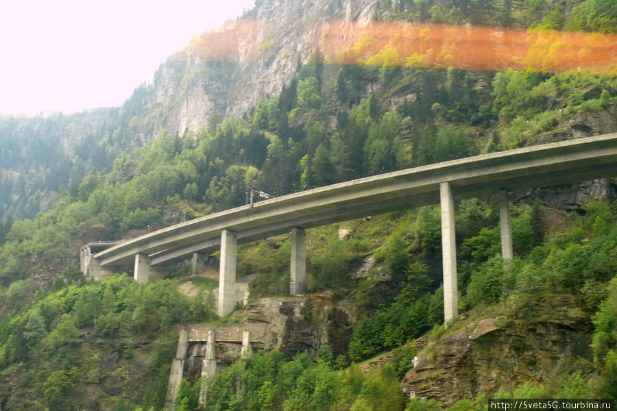 Качество конечно никакое, т.к. через стекло и солнца нет, но само сооружение дорог в горах — супер! Это просто чудо инженерной мысли. Швейцария