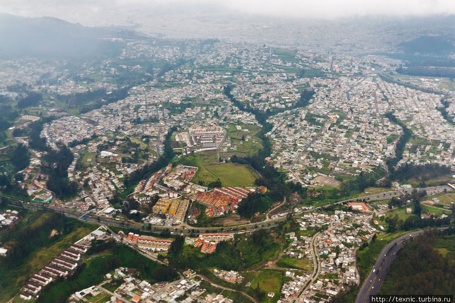 Кито с борта самолёта Кито, Эквадор