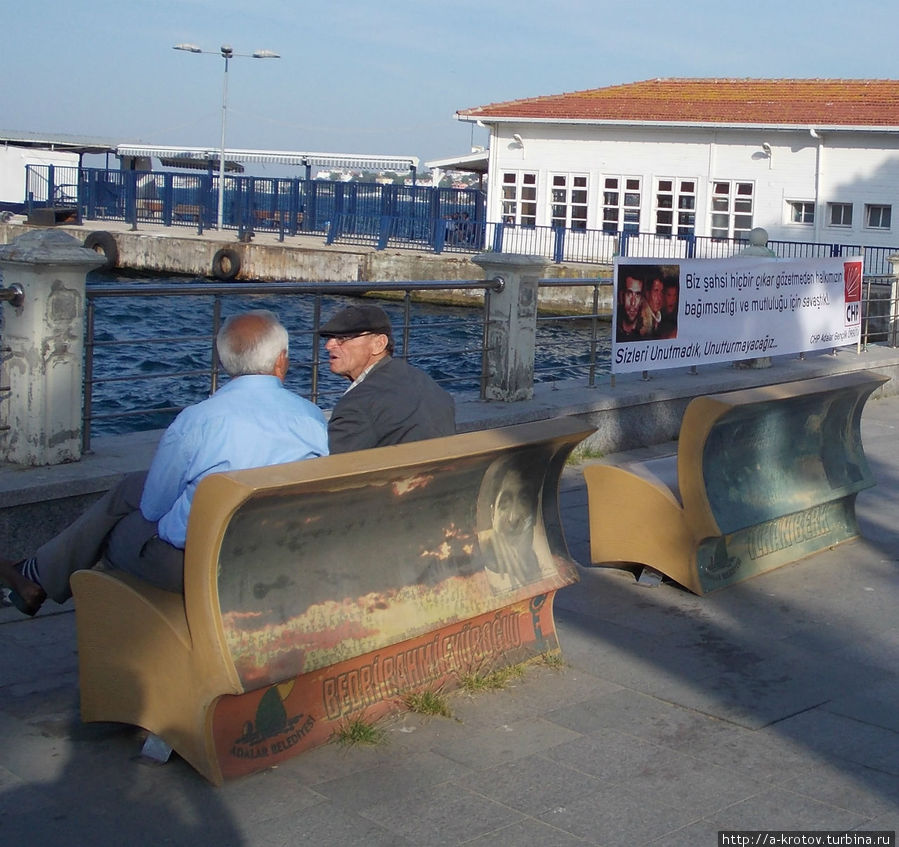 скамейки в виде книжек Стамбул, Турция