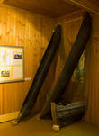 Визит-центр — интерьер — холл — местные каноэ, выдолбленные из цельного древесного ствола. Была мысль, что это лыжи великана...